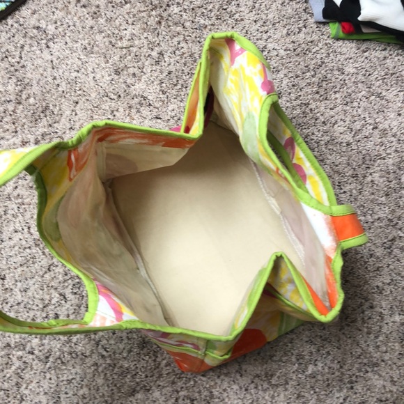 NWT adorable tote w/waterproof. Large pockets - Picture 3 of 6